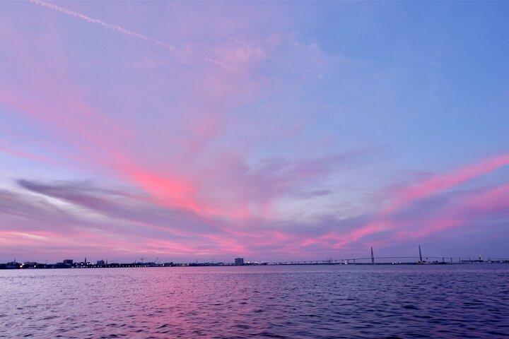 Crucero al atardecer en el puerto de Charleston