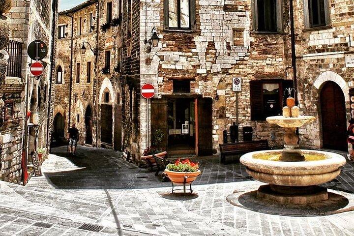Private Walking Tour in Gubbio with Tasting