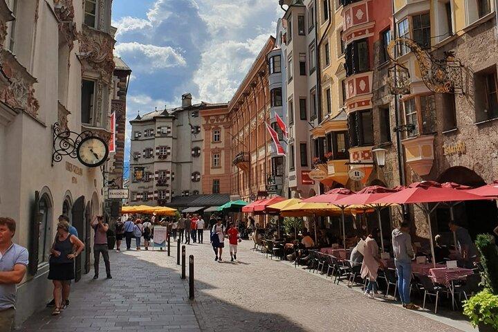 Tour autoguidato di 1 ora e mezza di Innsbruck: storie emozionanti, luoghi fotografici e dessert