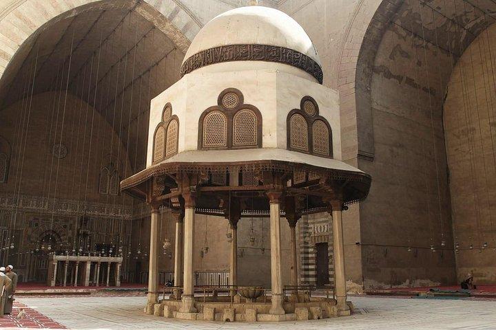 カイロコンボツアー:エジプト考古学博物館、スルタンハッサンのモスク、ハンギング教会とスーク