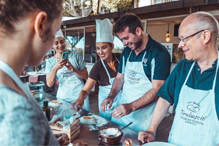 Auténtica clase de cocina de pasta en Sorrento con vino