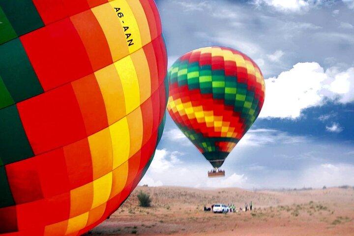Luchtballonvaart bij zonsopgang in Dubai met ontbijt, kameelrit en meer