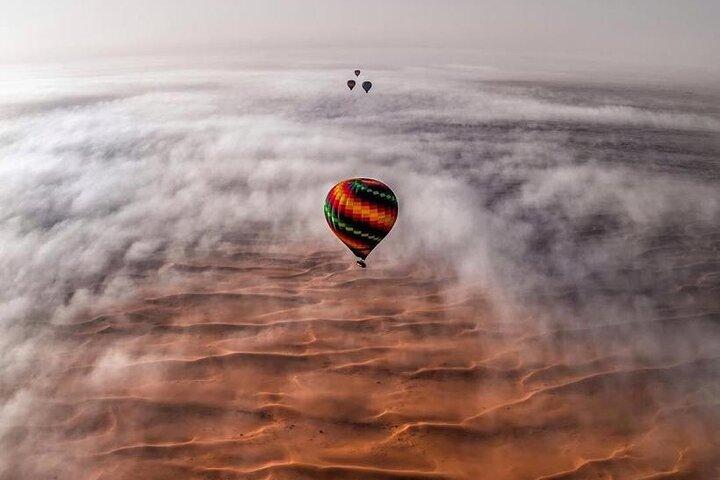 Luchtballonvaart bij zonsopgang in Dubai met ontbijt, kameelrit en meer
