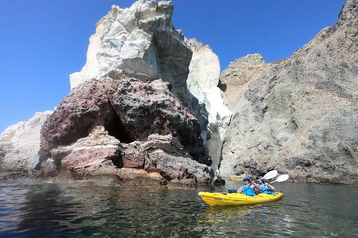 シュノーケリングとピクニック付きの少人数グループのサントリーニ海食洞カヤック旅行