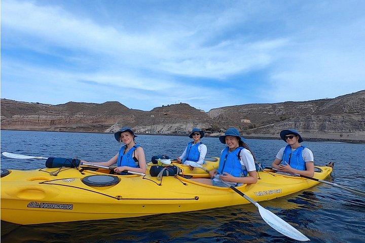 シュノーケリングとピクニック付きの少人数グループのサントリーニ海食洞カヤック旅行