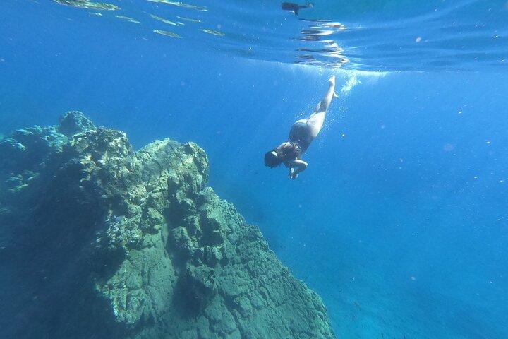 シュノーケリングとピクニック付きの少人数グループのサントリーニ海食洞カヤック旅行
