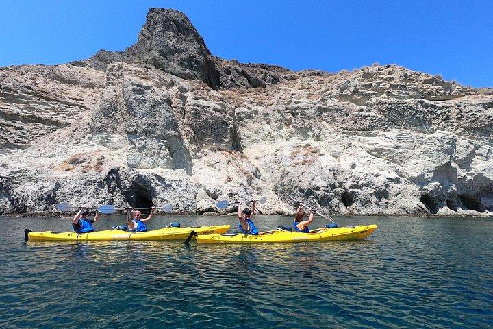 シュノーケリングとピクニック付きの少人数グループのサントリーニ海食洞カヤック旅行