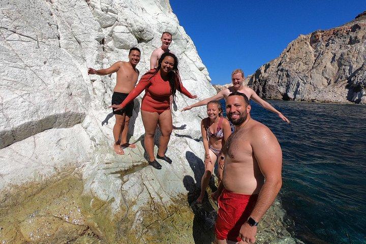 シュノーケリングとピクニック付きの少人数グループのサントリーニ海食洞カヤック旅行