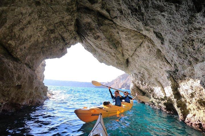 シュノーケリングとピクニック付きの少人数グループのサントリーニ海食洞カヤック旅行