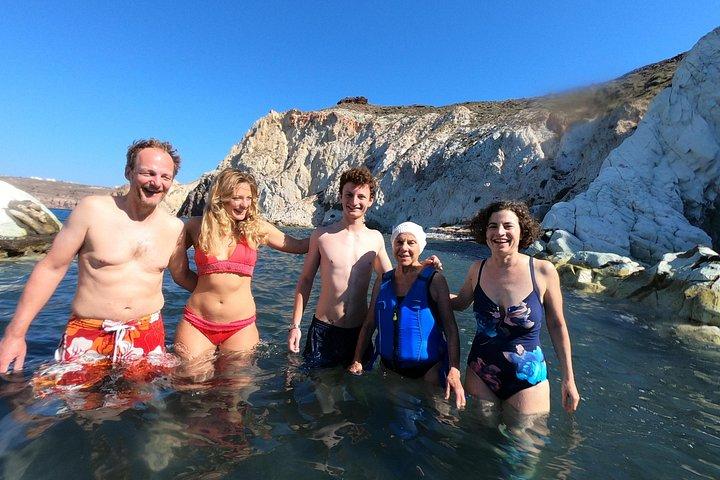 シュノーケリングとピクニック付きの少人数グループのサントリーニ海食洞カヤック旅行