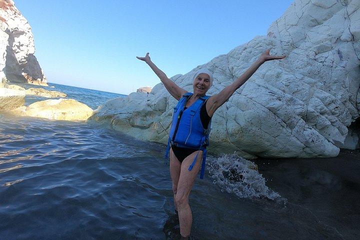 シュノーケリングとピクニック付きの少人数グループのサントリーニ海食洞カヤック旅行