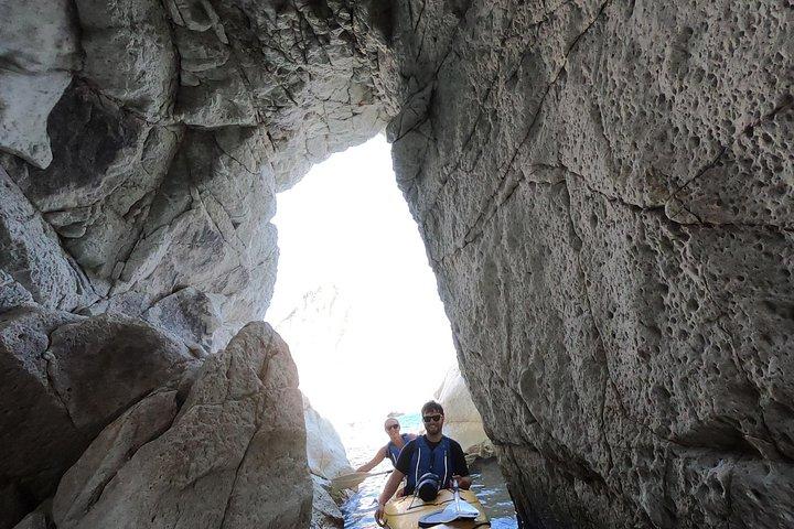 シュノーケリングとピクニック付きの少人数グループのサントリーニ海食洞カヤック旅行