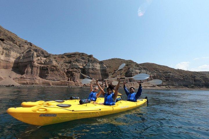 シュノーケリングとピクニック付きの少人数グループのサントリーニ海食洞カヤック旅行