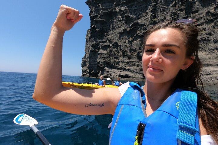 シュノーケリングとピクニック付きの少人数グループのサントリーニ海食洞カヤック旅行