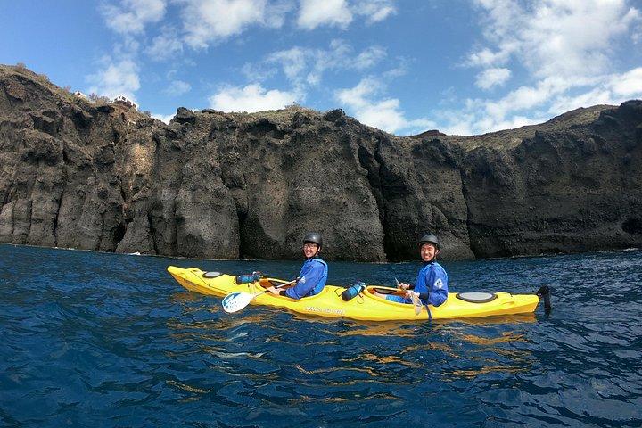 シュノーケリングとピクニック付きの少人数グループのサントリーニ海食洞カヤック旅行