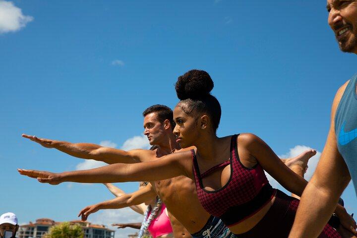Experiencia de té y yoga en la playa en South Beach