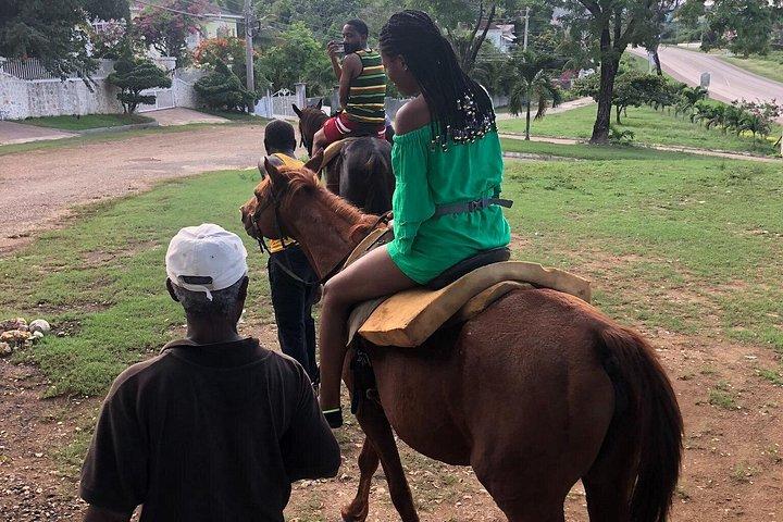 モンテゴ湾を散策して乗馬とダンズリバー滝へ
