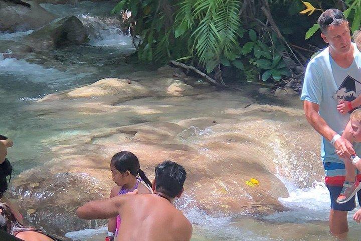 モンテゴ湾を散策して乗馬とダンズリバー滝へ