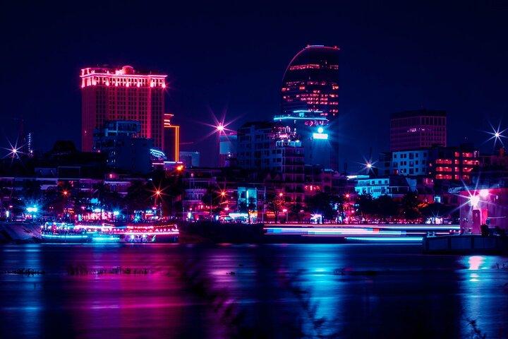 Kryssning och ät middag längs Phnom Penhs skyline