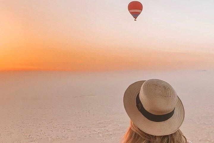 Geniet van heteluchtballonvaart, Vintage Land Rover Ride & Breakfast en Falcon Show