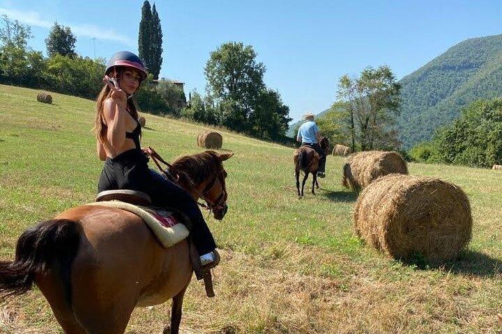 トスカーナのランチで乗馬とプールサイドでのチルアウト