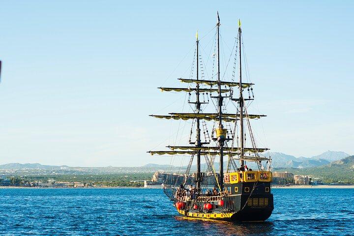 Piratenschiff: Abendessen bei Sonnenuntergang mit Show in Los Cabos