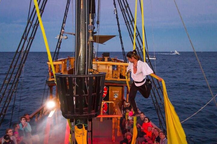 Piratenschiff: Abendessen bei Sonnenuntergang mit Show in Los Cabos