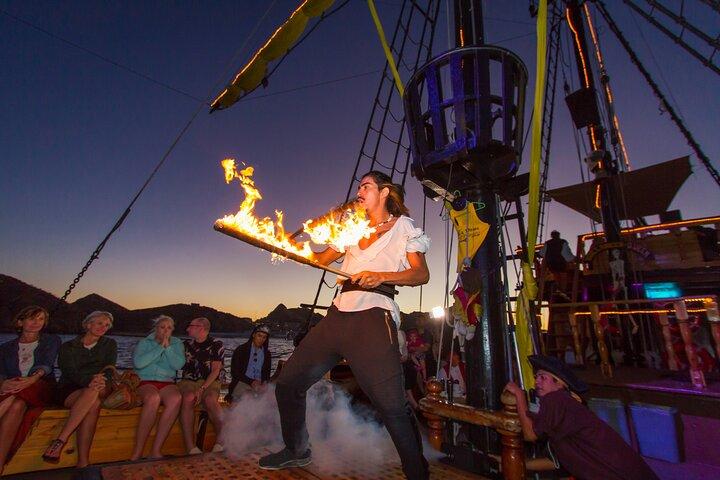 Cena al atardecer en un barco pirata con espectáculo en Los Cabos
