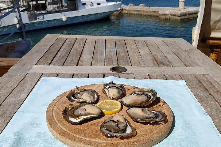 ボートに乗って完璧なプライベートオイスターとワインの試飲