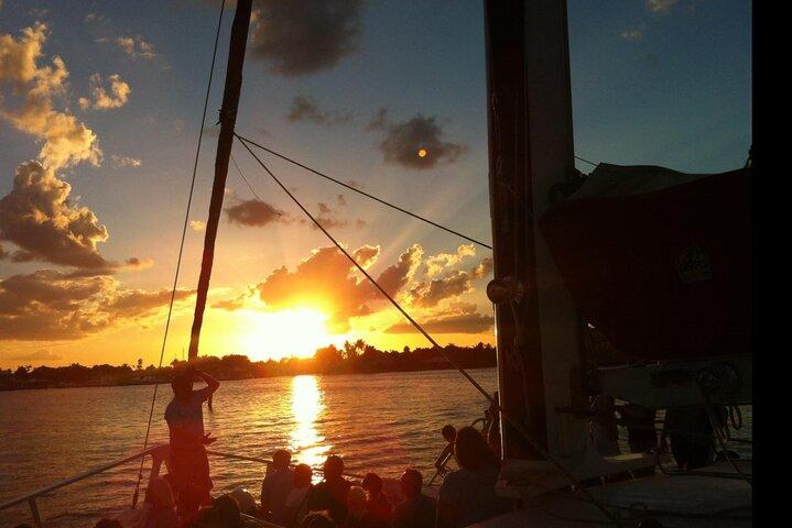 Sunset Sail in Miami: Gratis Champagner Toast