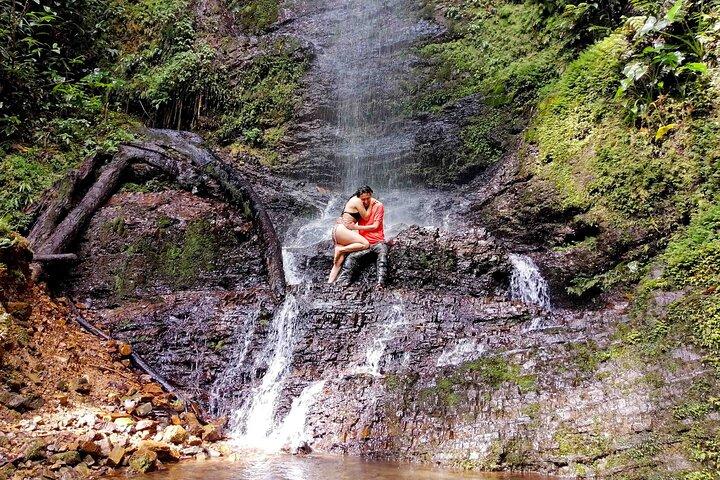 Pance Waterfalls: 渓谷の生物多様性を発見するハイキング