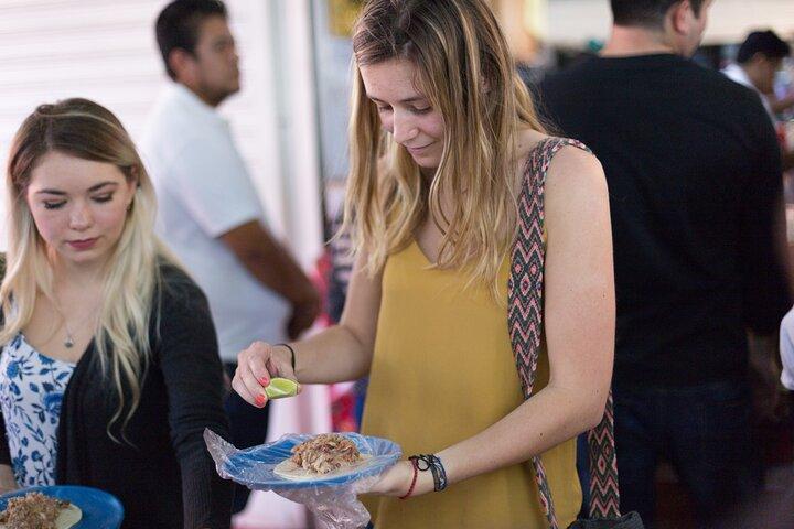 カンクンの味：屋台の食べ物、地元の市場、都市の壁画ツアー