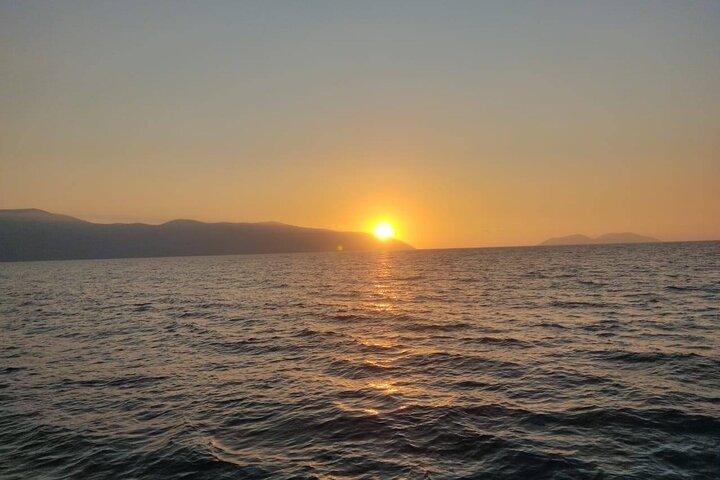 ヴロラの海岸沿いのサンセット ボート ツアー