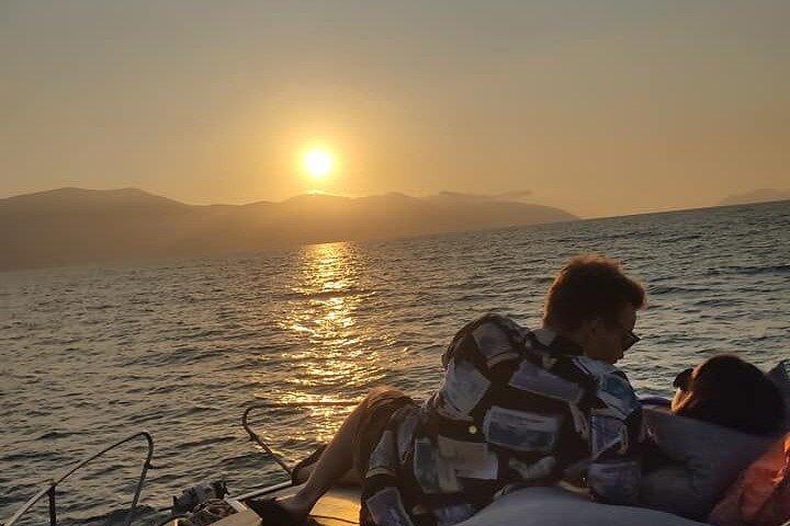 Paseo en barco al atardecer por la costa de Vlora