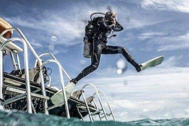 ハルガダでのボートでのダイビング 1 日旅行
