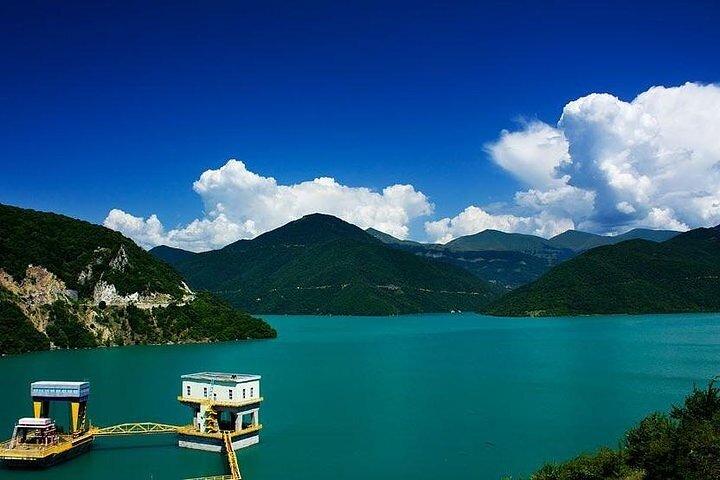 Kazbegi、Gudauri、Mtskheta、およびAnanuriのトビリシ発プライベートツアー
