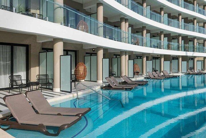 モンテゴベイ空港タクシーでオーシャンコーラルスプリングまたはエデンベイへ