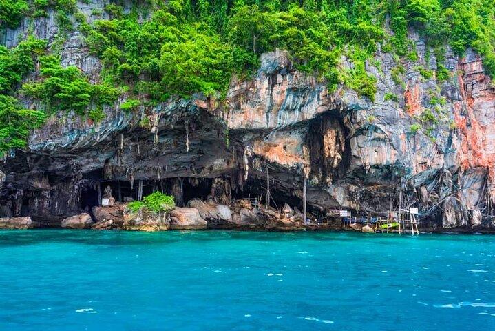 Da Phuket alle isole Phi Phi in crociera con pranzo e snorkeling