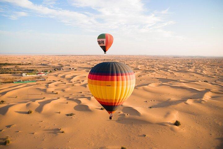 Balade en montgolfière à Dubaï avec balade dans les dunes, balade à dos de chameau et à cheval