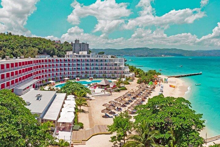 Transfer privado do aeroporto para o Royal Decameron Cornwall Beach Resort