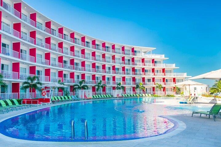 Privat lufthavnstransport til Royal Decameron Cornwall Beach Resort