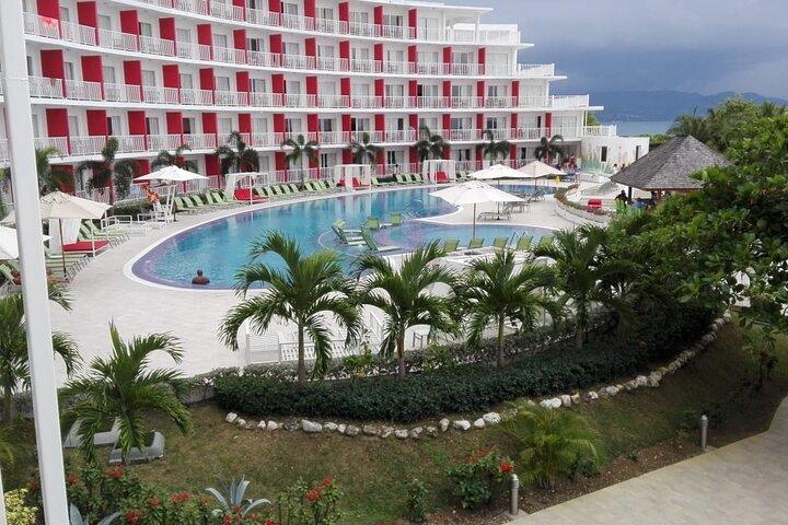 Privat lufthavnstransport til Royal Decameron Cornwall Beach Resort