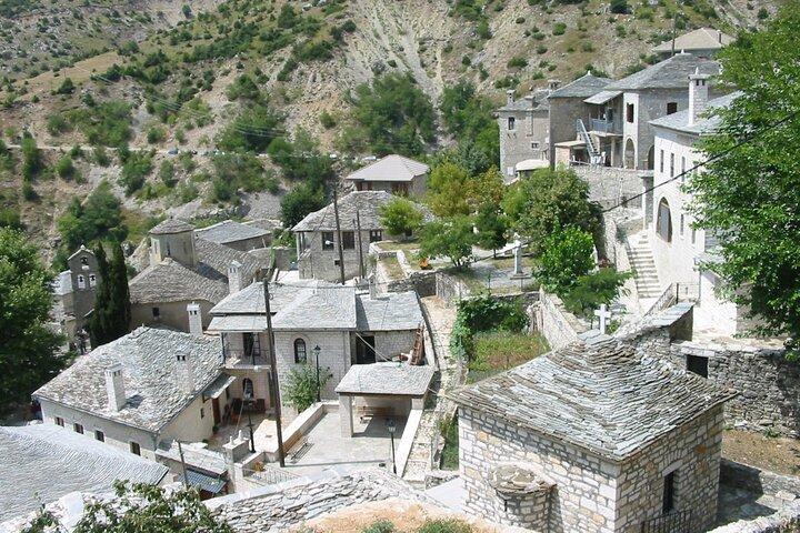 4 Tage: Meteora, Delphi, Ioannina Lake City & Best of Greek Villages Experience