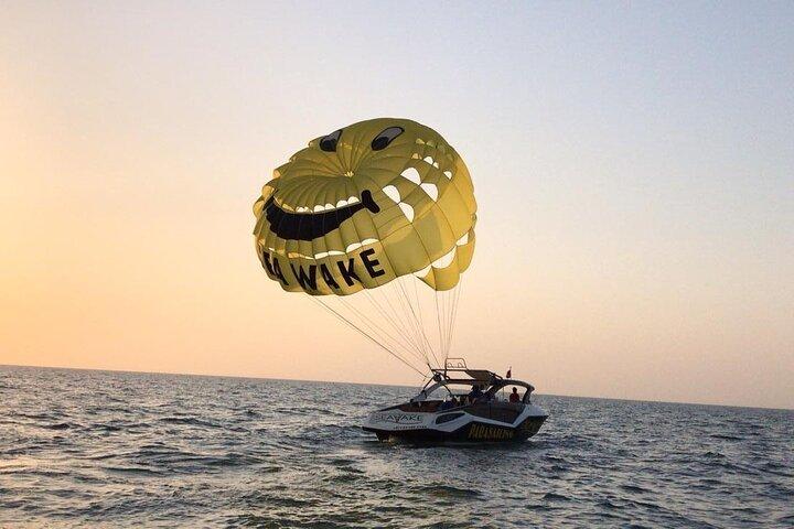 Jumeirah Beach Parasailing Experience i Dubai
