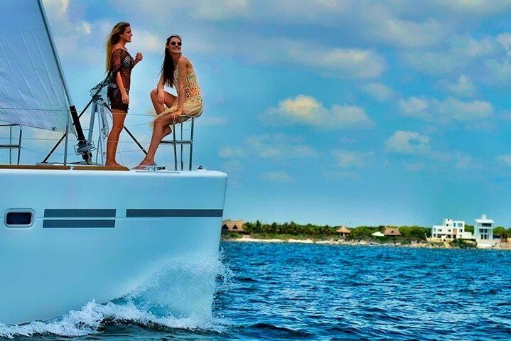 Experiencia en Catamaran a Isla Mujeres con Comida y Barra Libre