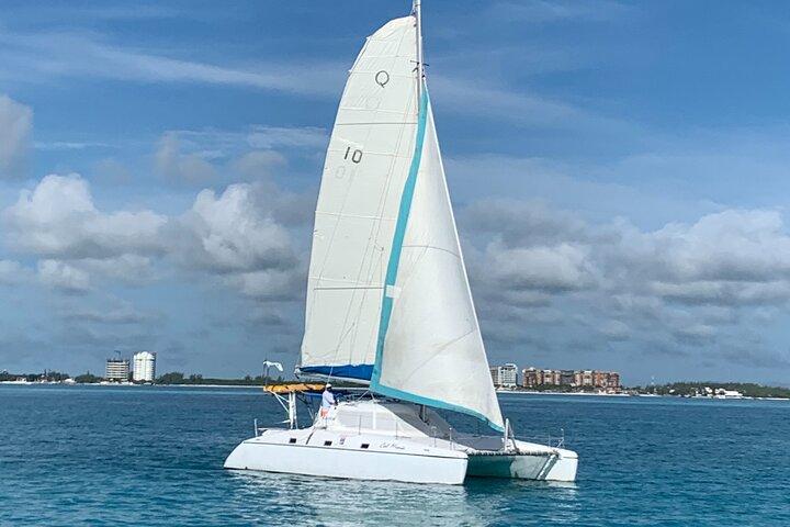 Isla Mujeresへの半日セーリングプライベートカタマラン