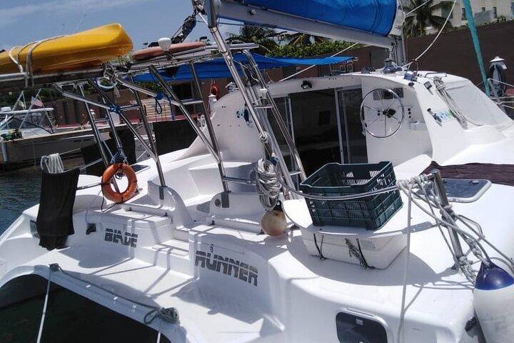 Isla Mujeresへの半日セーリングプライベートカタマラン
