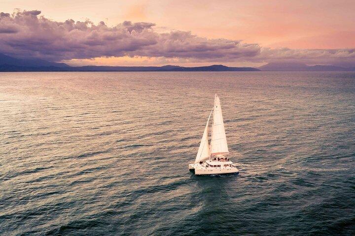Cruzeiro à vela por do sol de Port Douglas