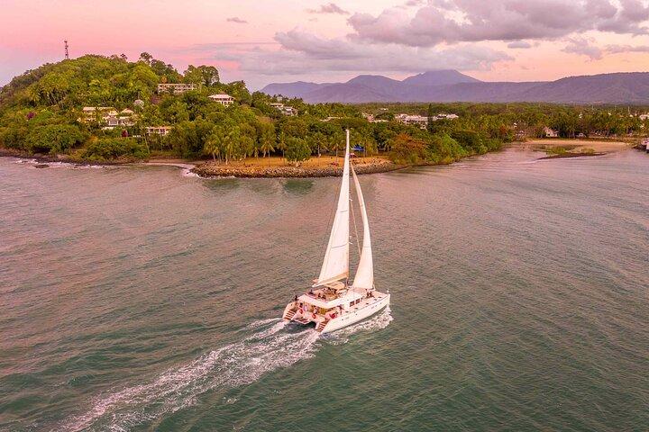Cruzeiro à vela por do sol de Port Douglas