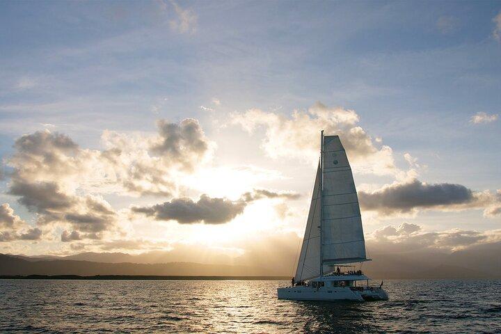 Cruzeiro à vela por do sol de Port Douglas